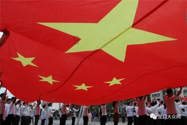 家中着火，熊孩子乘机把书包甩进去火里，网友：脑子还挺机智！